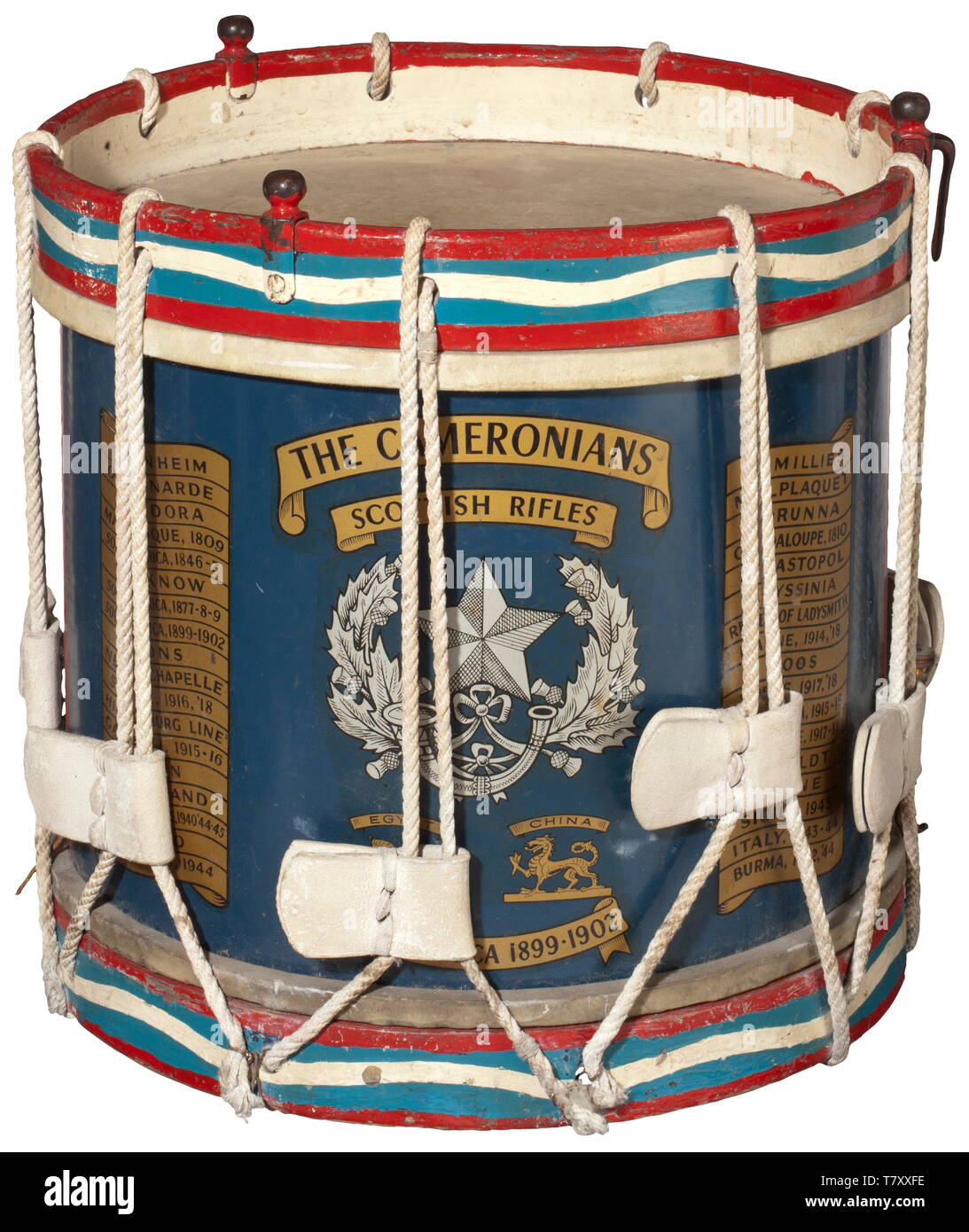 Eine britische Marschtrommel für den Cameronians (Scottish Rifles), 20. Jahrhundert lackierten Messinggehäuse mit Holzrahmen und weiß Spannung der Seile. Intakte Felle. Die Vorderseite trägt die regimental Wappen mit zahlreichen Schlacht Namen. Höhe 37 cm. Durchmesser 37 cm. Zwei frühere Regimenter, die 26 Cameronian Regiment und 90 Perthshire Leichte Infanterie Regiment, 1881 zusammengelegt wurden in diesem Regiment zu bilden. Als rifle Regiment, die Cameronians keine Farben, aber ihr Kampf Ehren auf der regimental Drums angezeigt. historischen, geschichtlichen, Additional-Rights - Clearance-Info - Not-Available Stockfoto