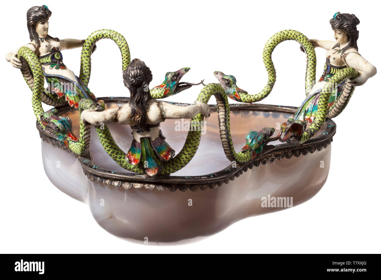 Achat Stein Schüssel, Wien, 19. Jahrhundert Silber und Achat. Kleeblatt Schüssel mit silber-Felge montiert, es Halle - gekennzeichnet. Auf der Felge drei polychromatically emailliert weibliche Genien, arbeitete auch in Silber, in denen jeweils zwei Schlangen. Eine kleine Verzweigung bzw. Reparatur auf dem Rand zwischen Silber Befestigung und Achat Stein, der Zahnschmelz etwas geklopft. Durchmesser 18cm. historischen, geschichtlichen, Kunsthandwerk, Handwerk, Handwerk, Objekt, Objekte, Stills, Clipping, Clippings, Ausschneiden, Ausschneiden, Ausschnitten, 19. Jahrhundert, Additional-Rights - Clearance-Info - Not-Available Stockfoto
