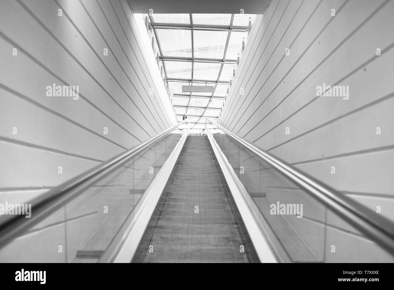 Schöne moderne Rolltreppe hinauf am Flughafen Bilbao Stockfoto