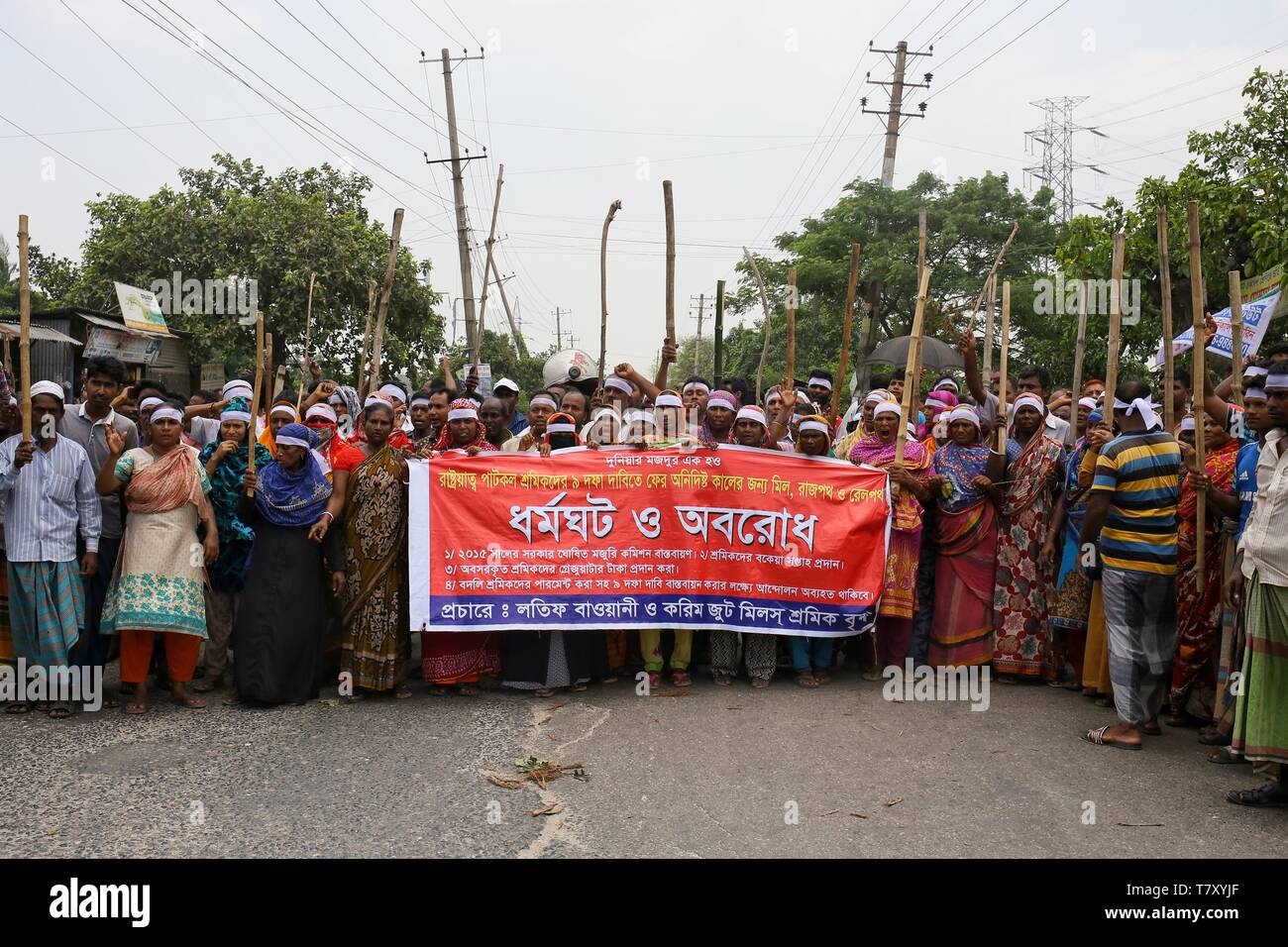 Dhaka, Bangladesch. 09 Mai, 2019. In Demra, Arbeiter blockierten die Personal Quartal Kreuzung Demra-Narayanganj Demra-Rampura Straße und Straße, Erstellen von Staus. Hunderte von Arbeitern der Latif Bawany Jute Mills und Karim Jute Mühlen nahmen Stellung auf den Straßen um 6:00 Uhr und ihren Protest bis 17:00 Uhr fortgesetzt. Einige Arbeiter auch Feuer zu Baum Protokolle und Bambus auf der Straße, sagten Zeugen. Fahrzeuge wurden gesehen, alternative Routen, um Staus zu vermeiden. Quelle: Md. Rakibul Hasan/Pacific Press/Alamy leben Nachrichten Stockfoto