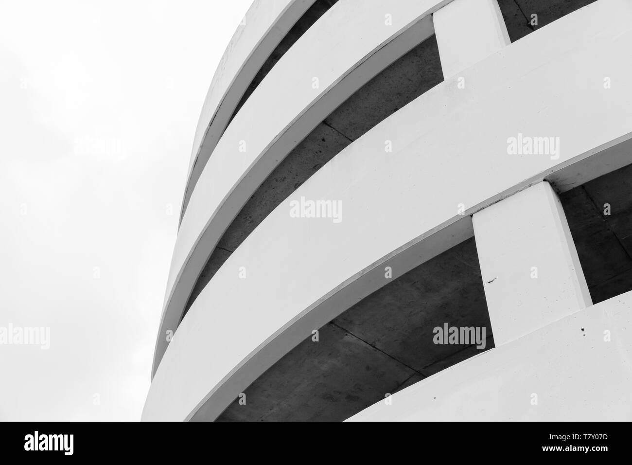 Moderne Parkplatz, runde weiße konkrete Gebäude Exterieur, abstraktes Fragment Stockfoto