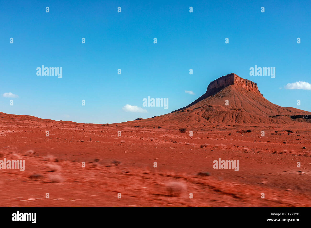 Eine schöne Berglandschaft, ein geologisches Wunder auf der Straße von Ouarzazate nach Merzouga. Atlas, Marokko. Kahlen Berg Felsen und Canyon Stockfoto