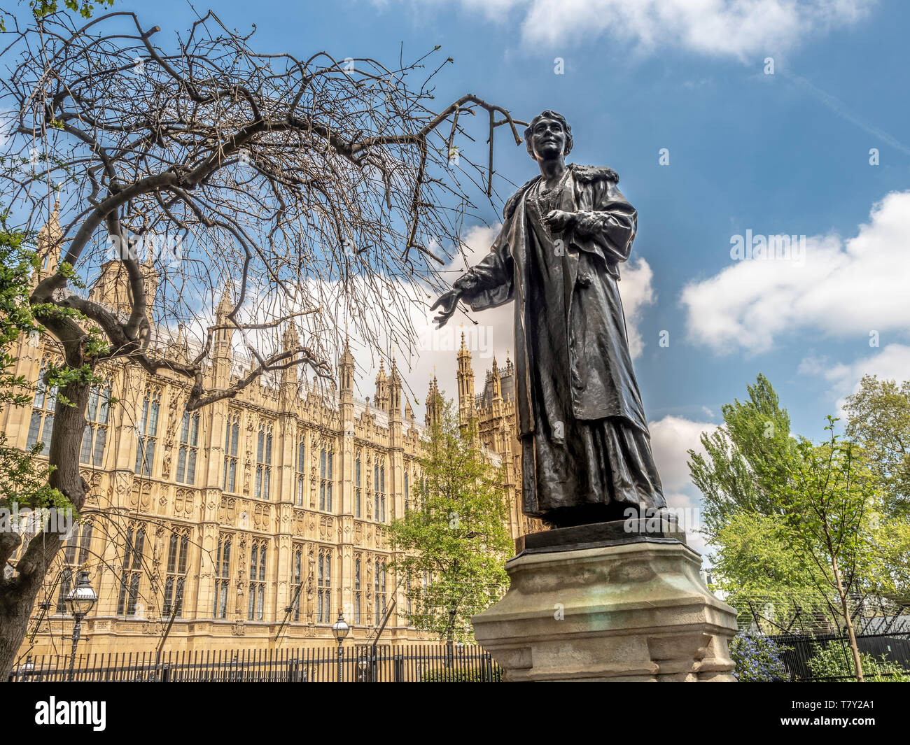 Bronzestatue der Emmeline Pankhurst von Arthur George Walker in den Victoria Tower Gardens, Westminster, London, Großbritannien. Vorgestellt im Jahr 1930. Stockfoto