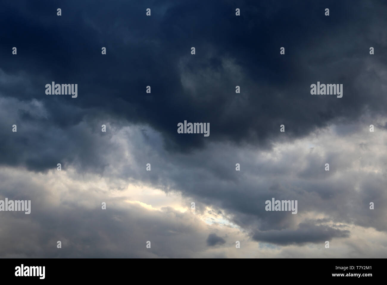 Sturm Himmel mit dunklen Wolken cumulus vor dem Regen bedeckt. Dunkle bewölkter Himmel, bewölkten Tag, schöne dramatischen Hintergrund für stürmisches Wetter Stockfoto