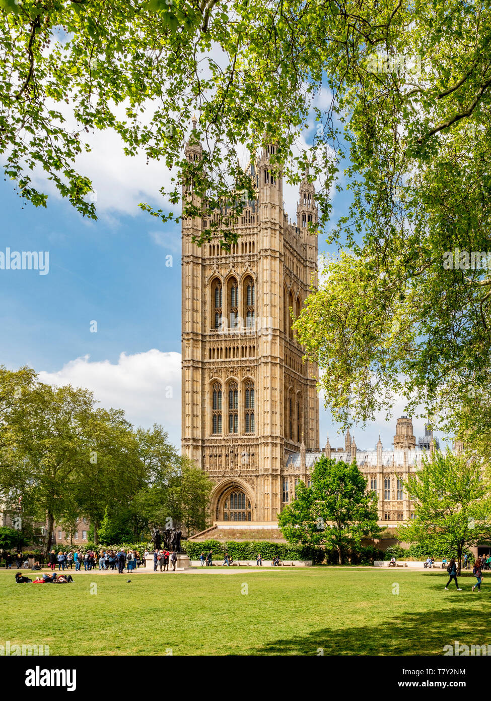 Victoria Tower Gardens und Victoria Tower, Palast von Westminster, London, Großbritannien. Stockfoto