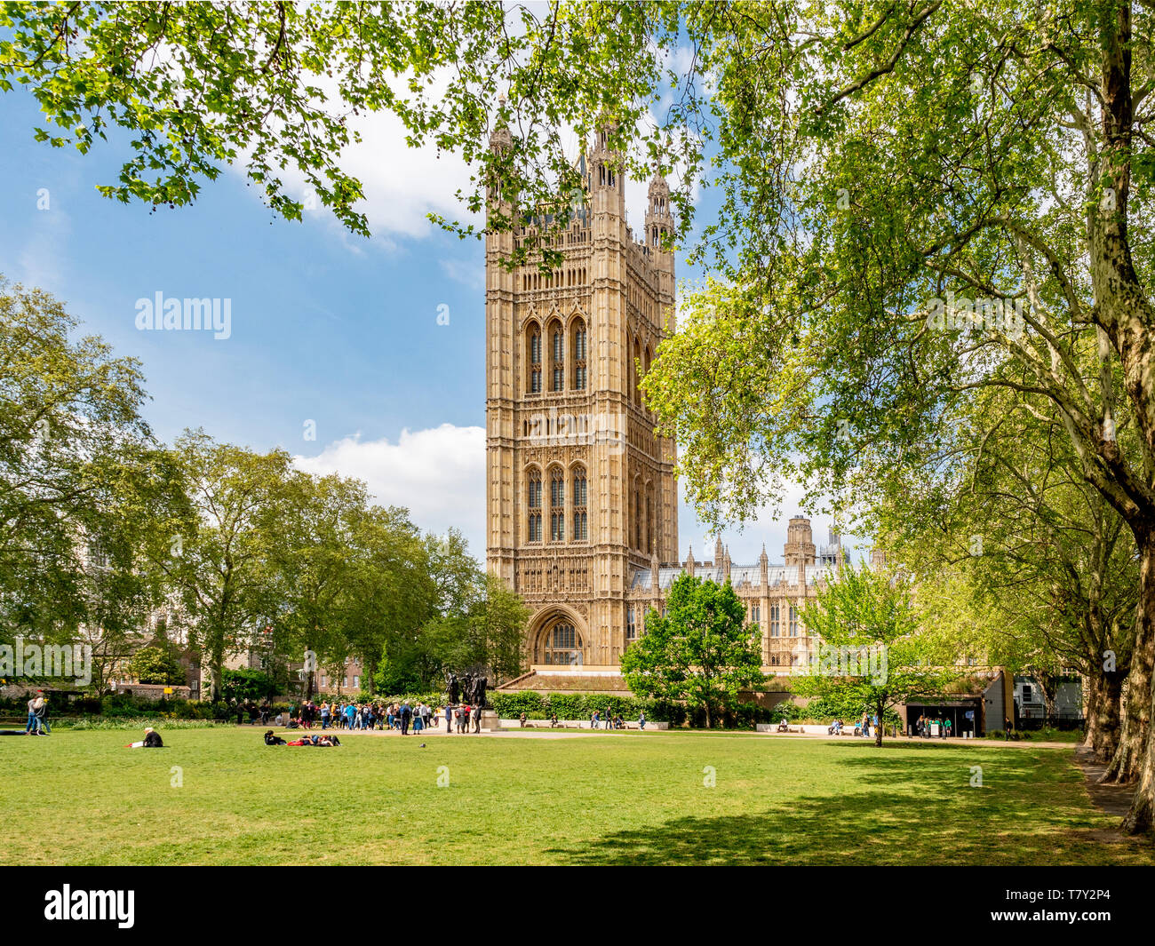 Victoria Tower Gardens und Victoria Tower, Palast von Westminster, London, Großbritannien. Stockfoto