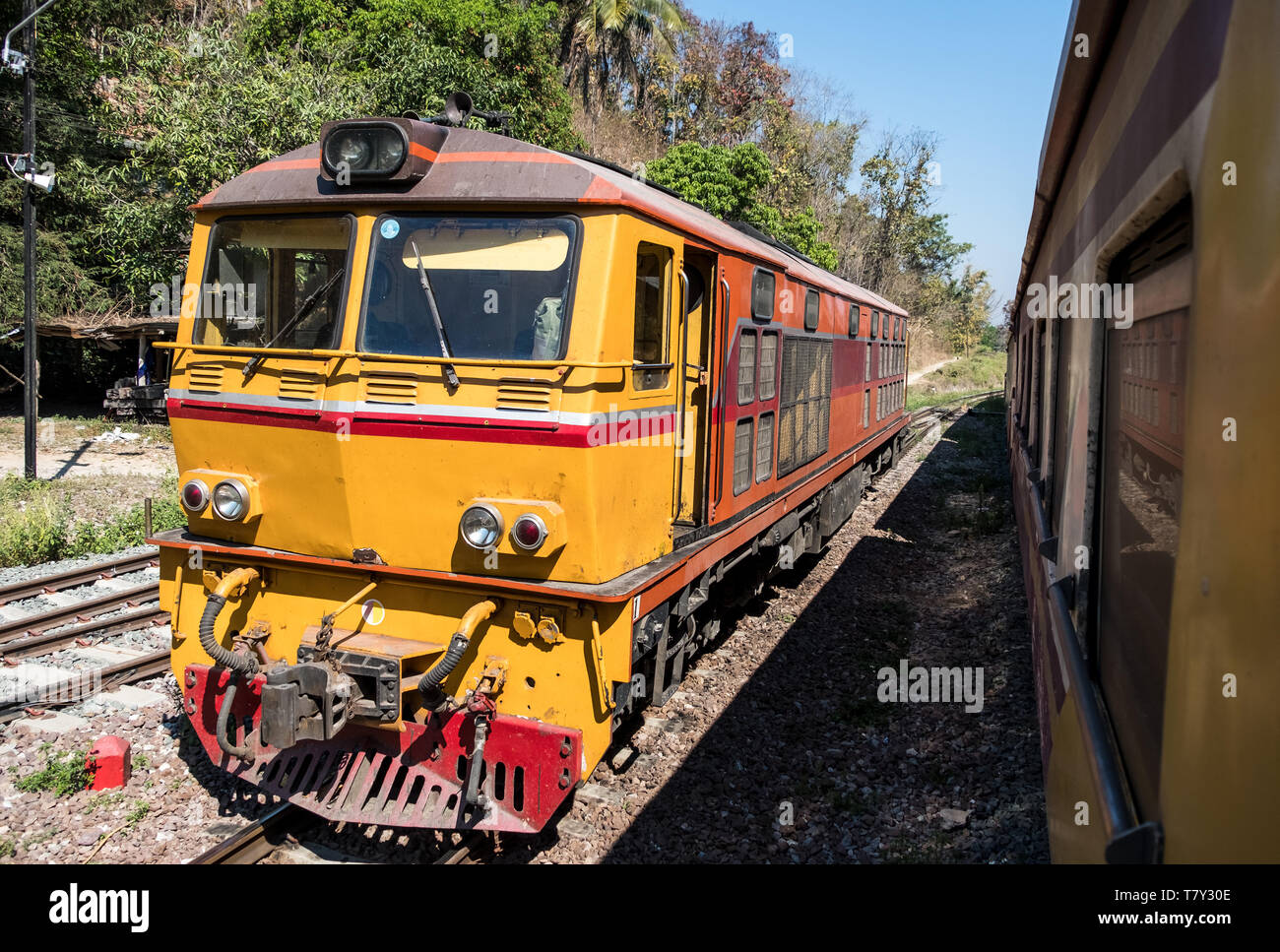 Alte diesel-elektrischen Lokomotive ist Ankunft in der Station, die auf dem Gipfel des hohen Berges gelegen, im Norden von Thailand. Stockfoto
