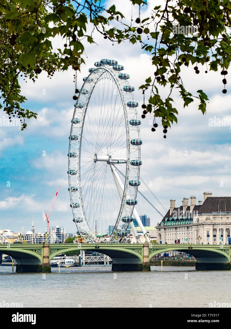 Die Westminster Bridge über die Themse, London, ein 7-arch, gusseisernen Brücke von Thomas Seite entworfen und am 24. Mai 1862 geöffnet. London Eye in zurück Stockfoto