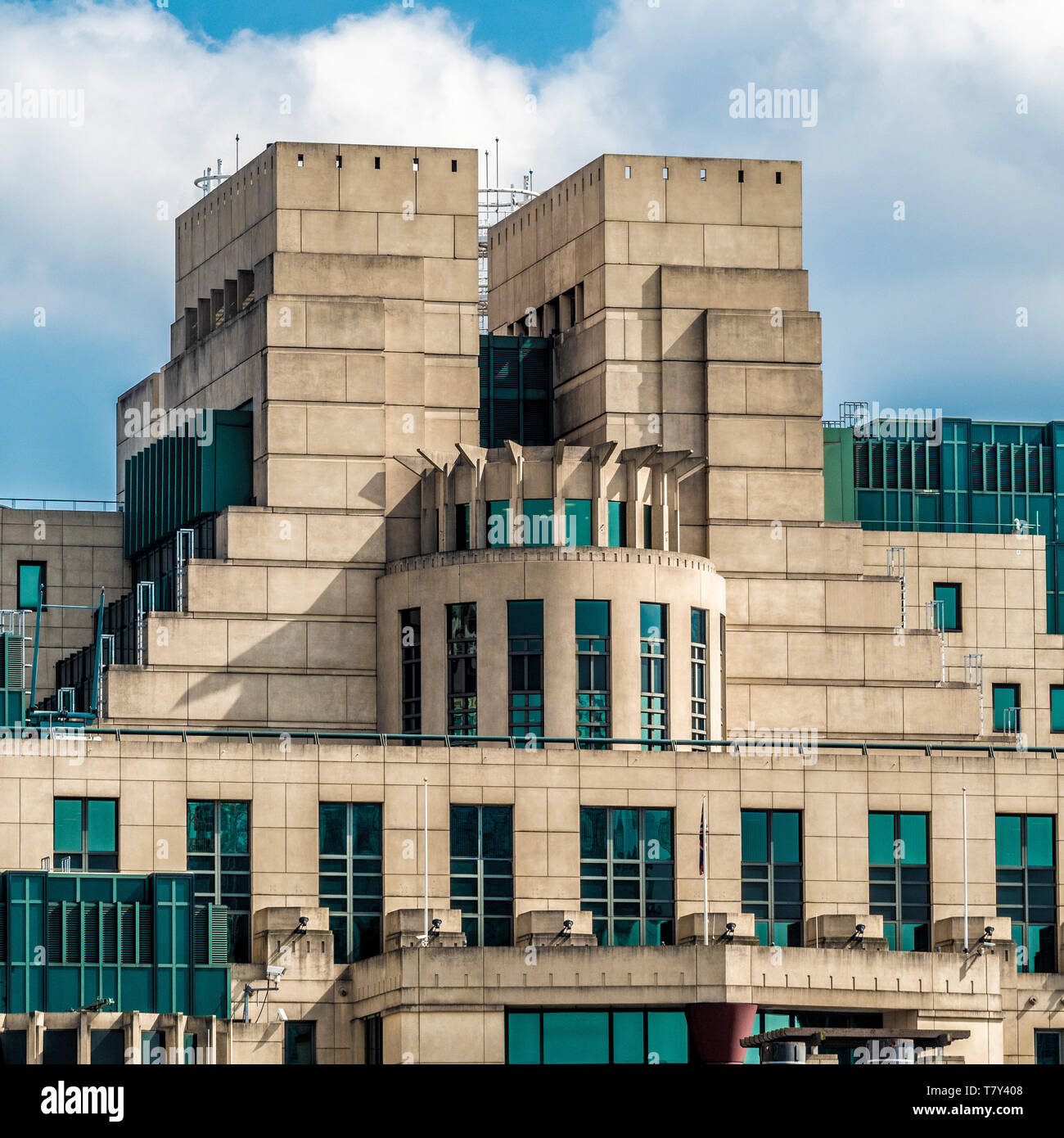 SIS-Gebäude (MI6-Gebäude) an der Vauxhall Cross, Albert Embankment, London, UK. Sitz des britischen Secret Intelligence Service. Stockfoto