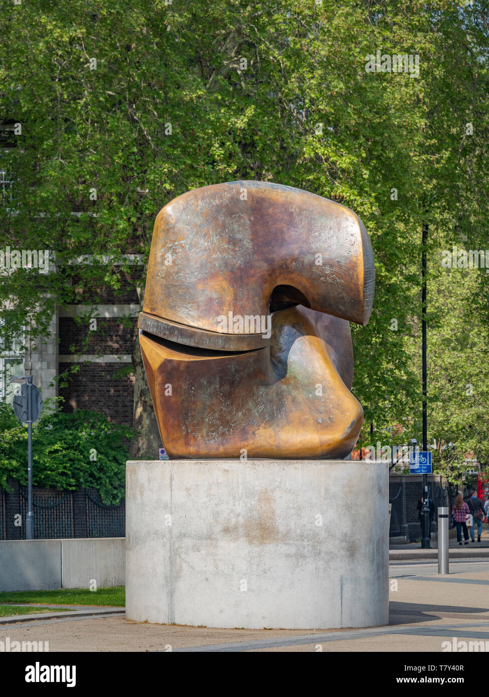 Verriegelung Skulptur von Henry Moore 1963 - 4, cast C. 1964 - 7. Bronze auf konkrete Sockel. Riverside Walk Gärten, Millbank, London, UK. Stockfoto