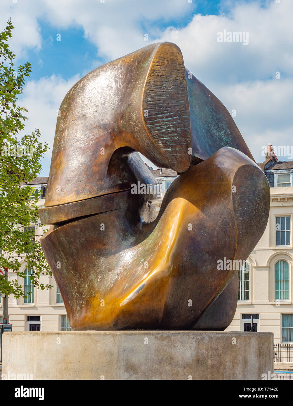 Verriegelung Skulptur von Henry Moore 1963 - 4, cast C. 1964 - 7. Bronze auf konkrete Sockel. Riverside Walk Gärten, Millbank, London, UK. Stockfoto