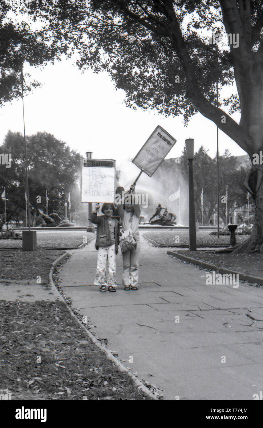 1977 Sydney Australien: Zwei kleine Kinder stehen vor dem Archibald Fountain und halten Protestplakate im Hyde Park von Sydney ab, nachdem sie am frühen Tag in der Stadt einen Anti-Uran-marsch gemacht hatten. Stockfoto