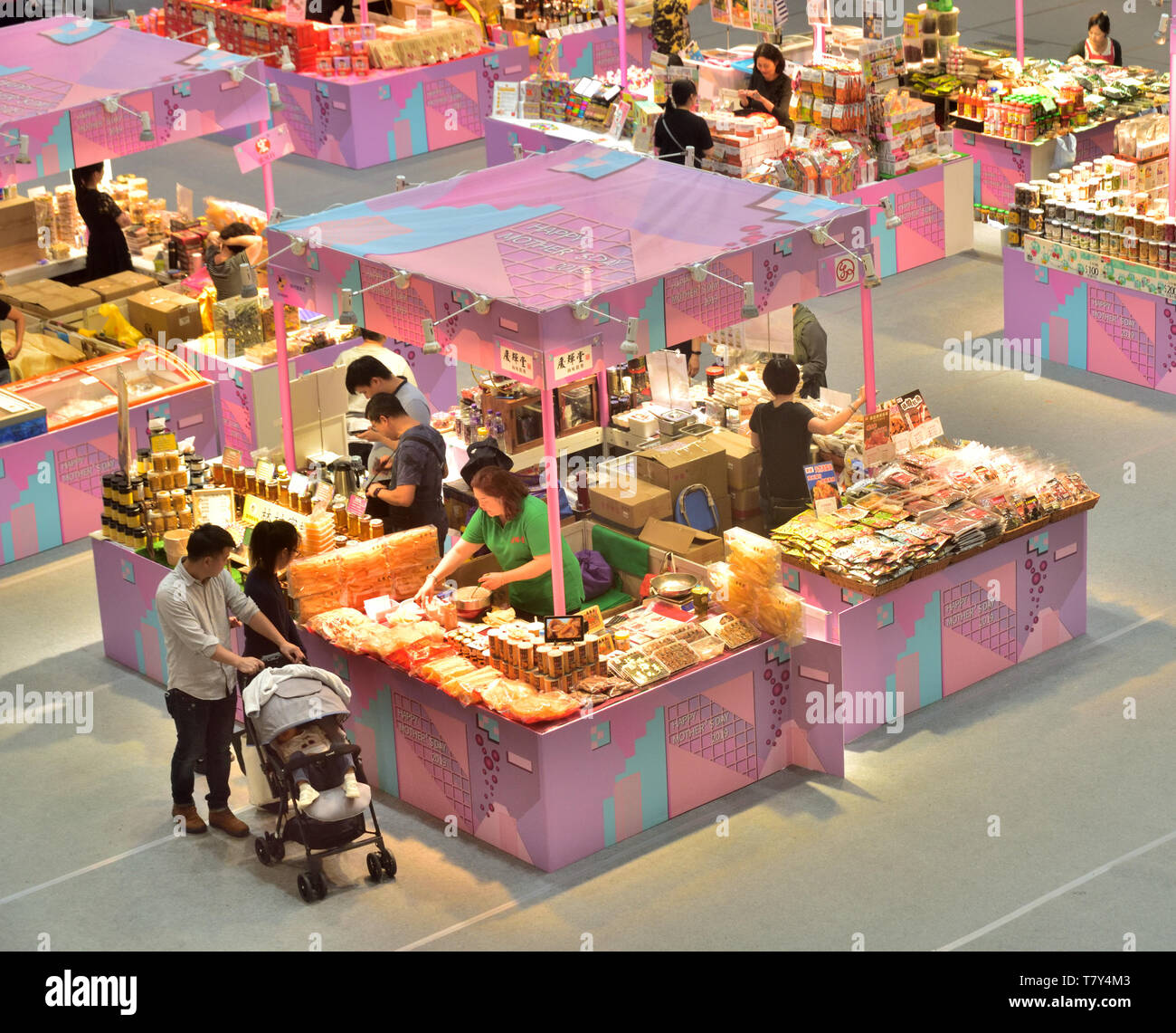 Delikatesse Stände, essen Packs in einer Einkaufspassage am Muttertag Förderung Stockfoto
