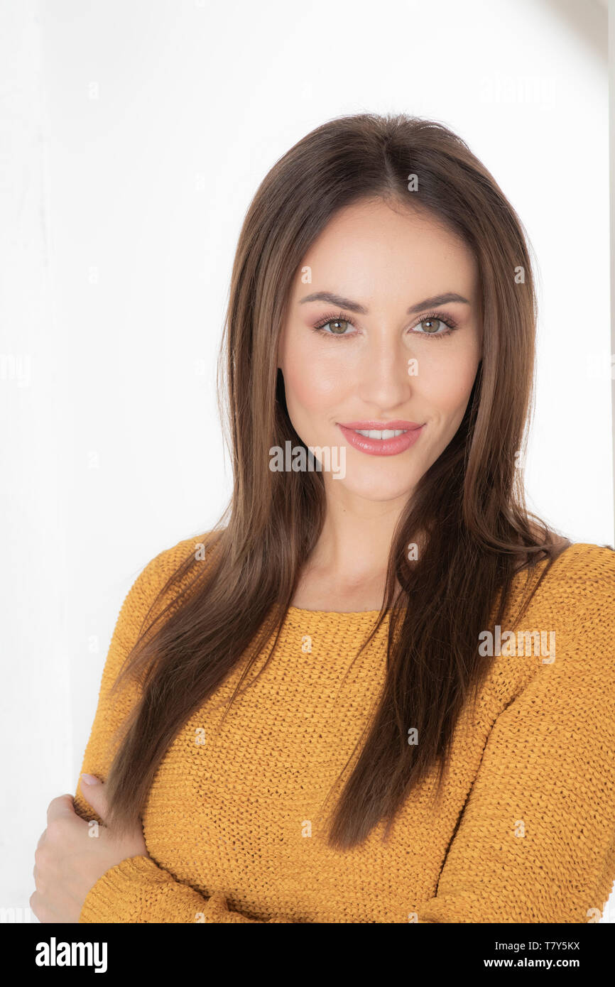 Porträt der jungen Frau mit Pullover Stockfoto