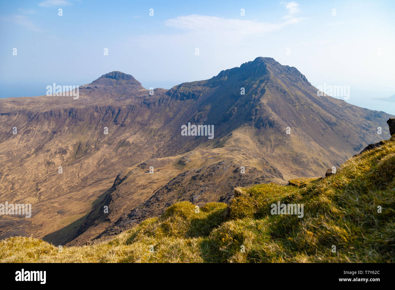 Rückblick auf die Corbett Askival und auf der linken Hallival auf der Insel Rum aus in der Nähe von der Spitze des Berges Trollabhal Stockfoto