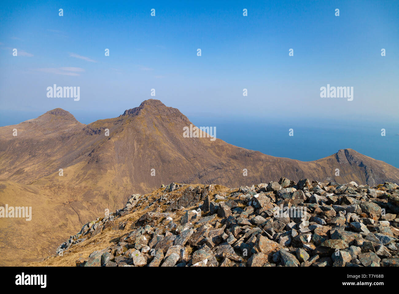 Rückblick auf die Corbett Askival und auf der linken Hallival auf der Insel Rum aus in der Nähe von der Spitze des Berges Trollabhal Stockfoto