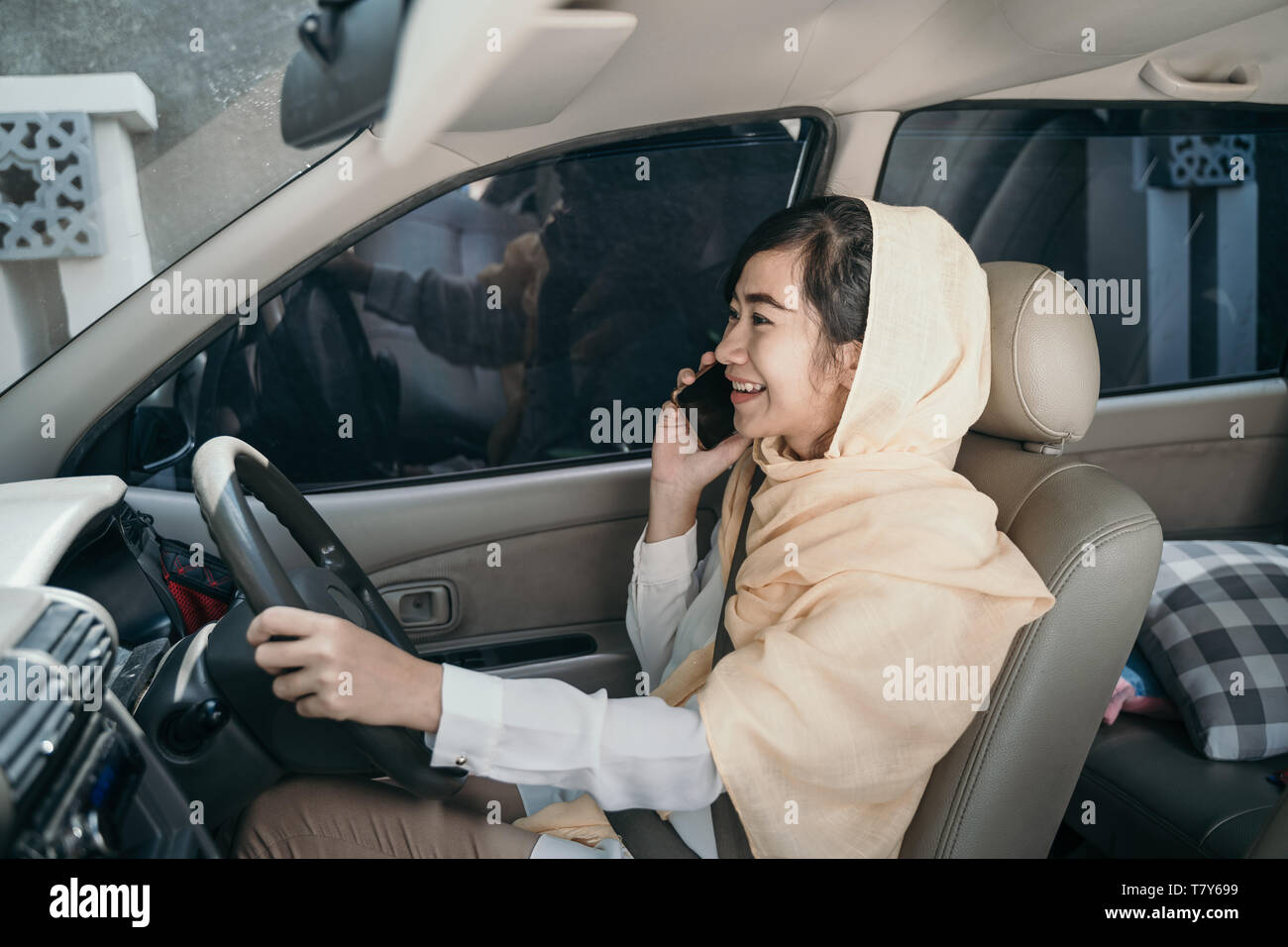 Frau Autofahren während Anruf Stockfoto