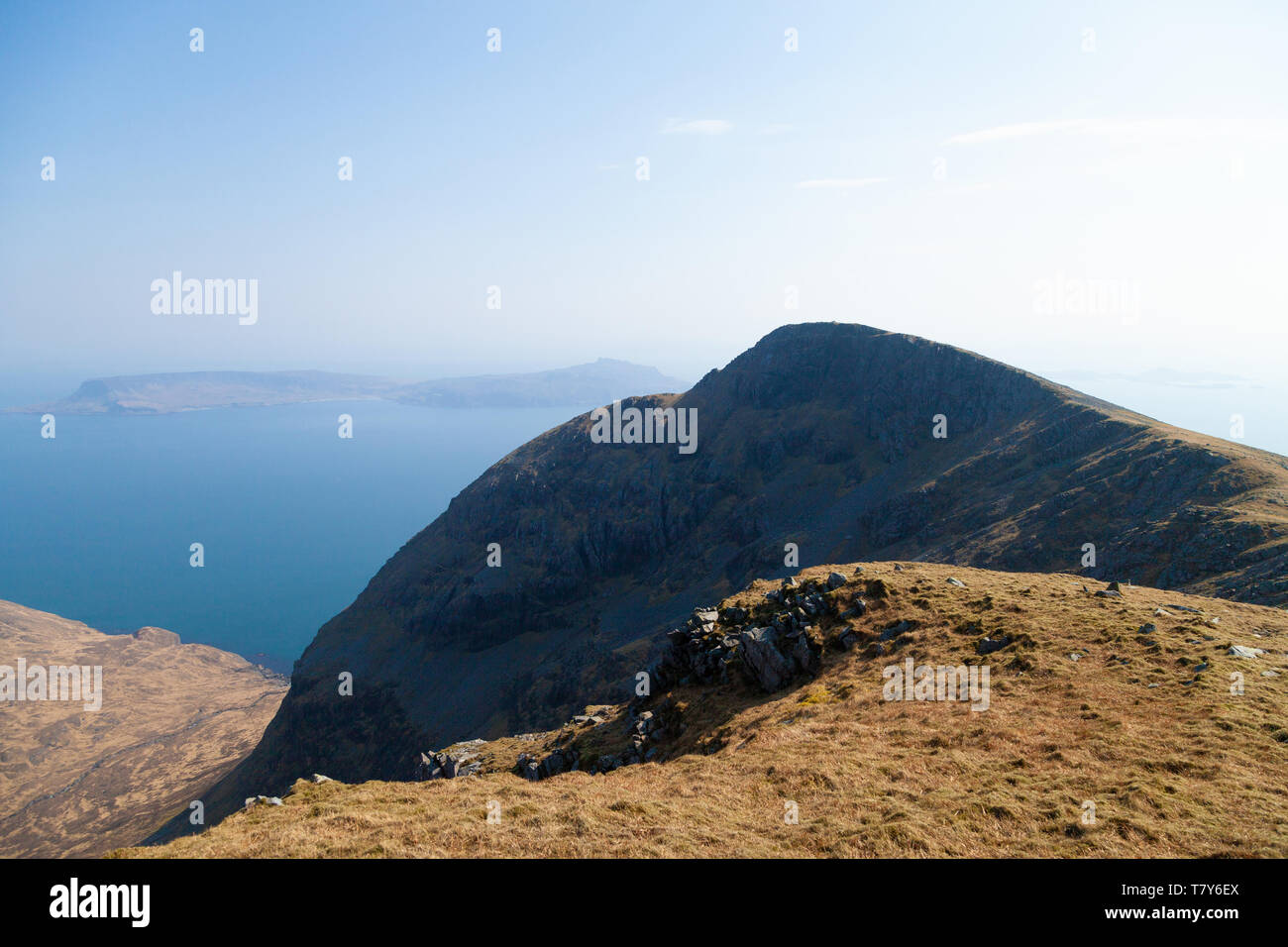 Mit Blick auf die letzten Hügel auf dem Rum Cuillin traverse Sgurr nan Gillean mit der Isle of Eigg nur im Hintergrund sichtbar. Stockfoto