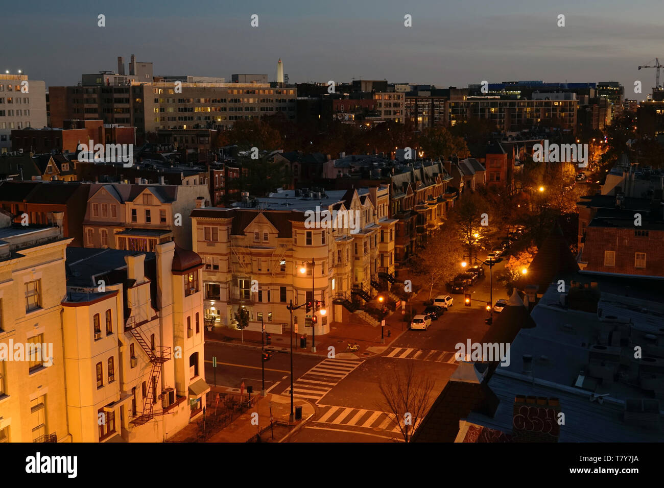 Die Nacht auf der Straße in der Nähe des Dupont Circle mit Washington Memorial in Distanz. Washington D.C. USA Stockfoto