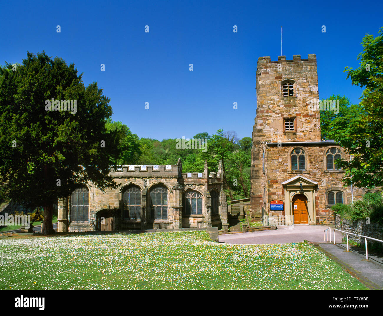 Anzeigen N St. Winifred's gut Kapelle & St. James' Church, Holywell, Flintshire, Wales, UK. Zweistöckige Kapelle (L) c 1500 für Lady Margaret Beaufort Stockfoto