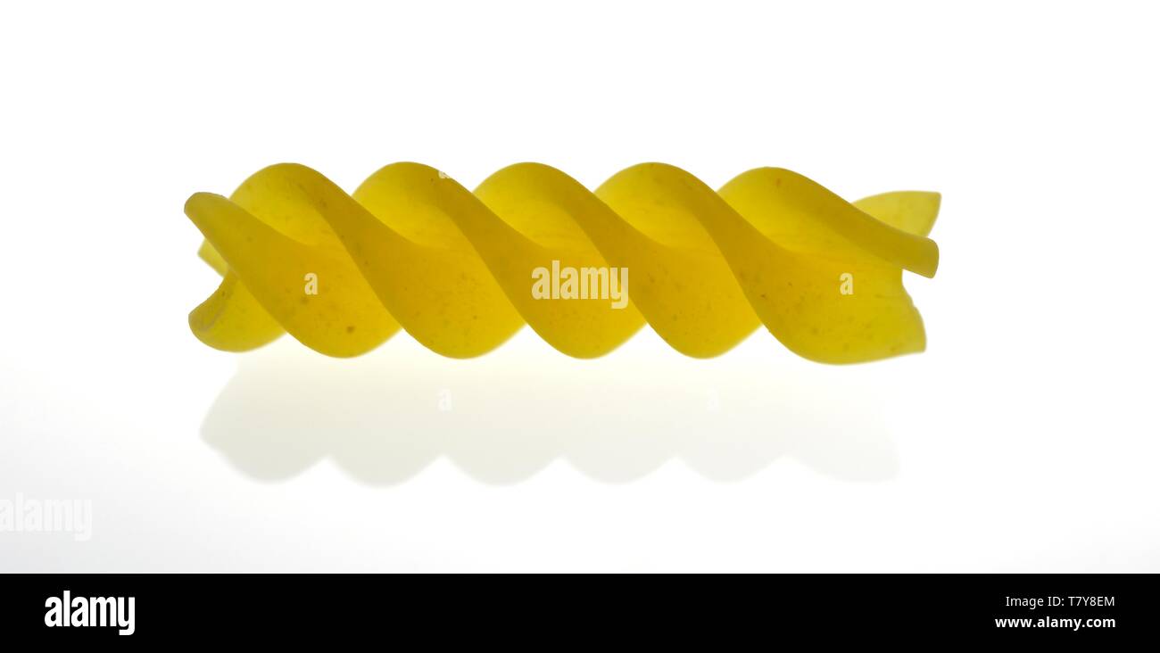 Pasta Twist, Schlagschatten, weißen Studiohintergrund, Ausschnitt, Ausschneiden, Lebensmittel, Nahaufnahme, Nahaufnahme, Nahaufnahme Stockfoto