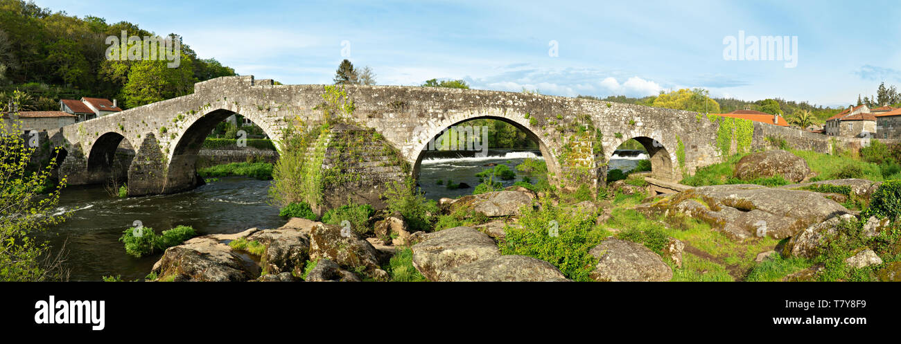 Ponte Maceira Panoramaaussicht, Galizien, Spanien. Antike Steinbrücke aus dem 18. Jahrhundert. Camino de Santiago Fußweg Stockfoto