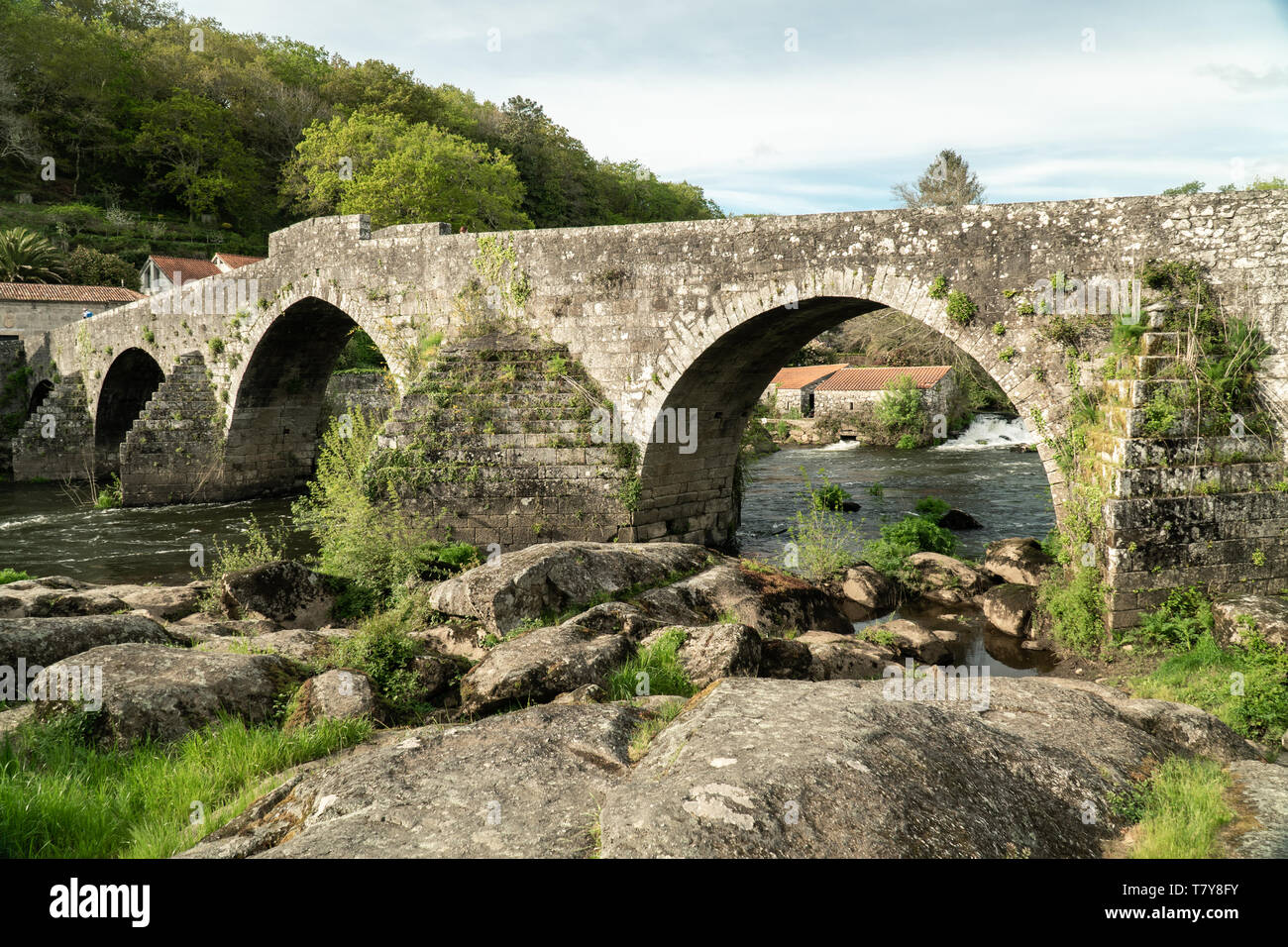 Alte Brücke Ponte Maceira, Galizien, Spanien. Antike Steinbrücke aus dem 18. Jahrhundert. Camino de Santiago Fußweg Stockfoto