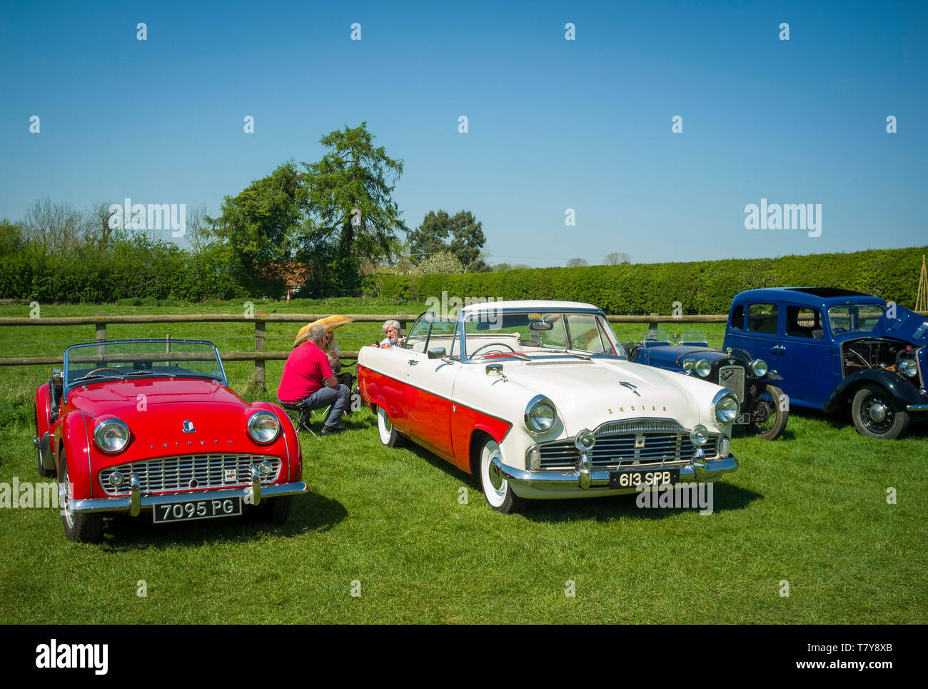 Eine klassische Triumph TR3 Sportwagen und Ford Zodiac zweifarbige Limousine zu einem Classic Car Meeting in Berkshire. Stockfoto
