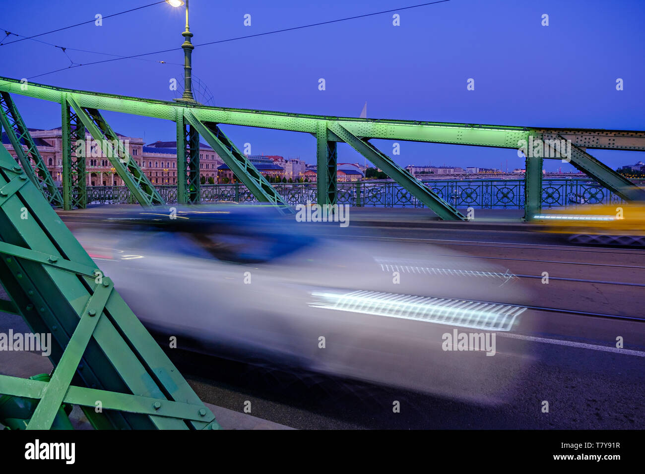 Danubia Fluss, Budapest, Ungarn: street scene auf der Freiheitsbrücke zabadság hid', Jugendstil, Blaue Stunde Langzeitbelichtung. Blick Richtung Pest. Stockfoto