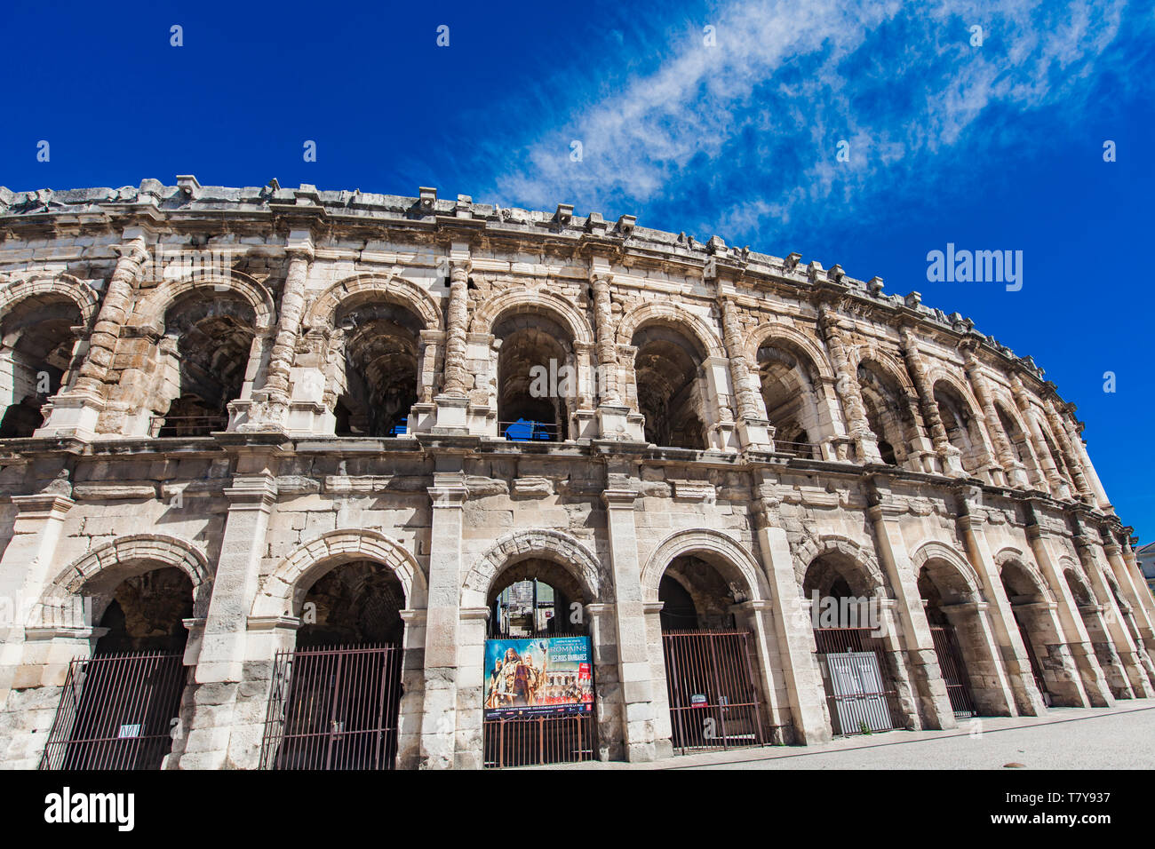 NIMES, Frankreich - 29. APRIL 2019: Arena von Nimes, römische Amphitheater in Nimes, Frankreich. Arena wurde um 70 N.CHR. erbaut und 1863 umgebaut als zu dienen Stockfoto