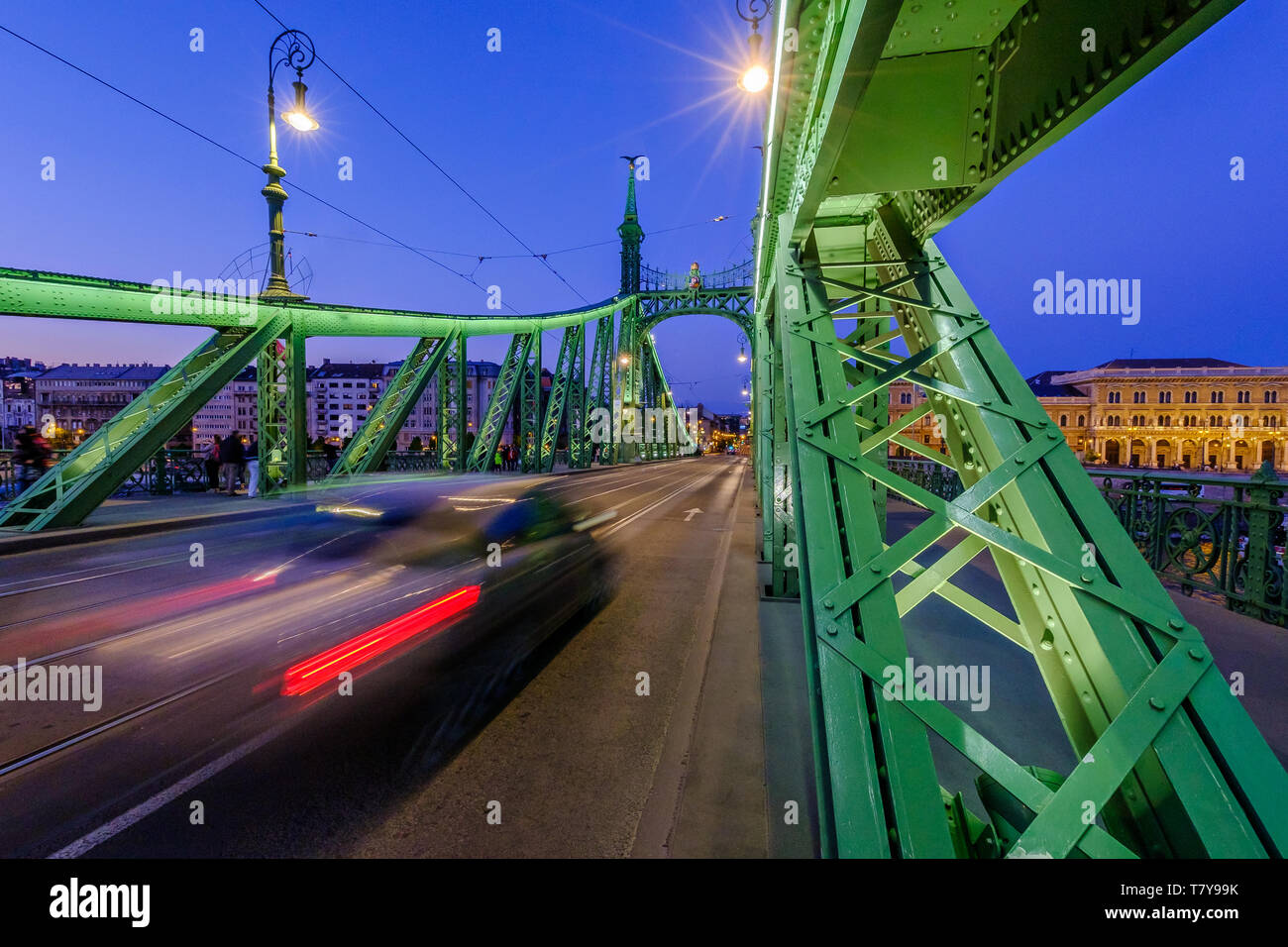 Danubia Fluss, Budapest, Ungarn: street scene auf der Freiheitsbrücke zabadság hid', Jugendstil, Blaue Stunde Langzeitbelichtung. Blick Richtung Pest. Stockfoto