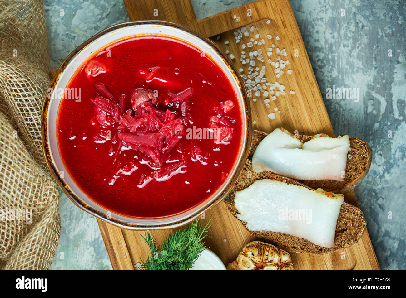 Rote Bete Suppe, Brot mit Speck auf dem Board. Schöne Gerichte. Restaurant Menü Stockfoto