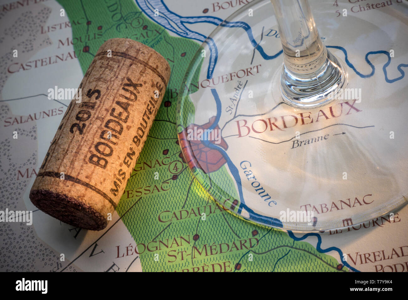 Bordeaux französischer Wein Tour Verkostung Konzept, mit Weinglas Stamm, Jahrgang 2015 Bordeaux Korken in Nahaufnahme, auf alten historischen Bordeaux Wein Bereiche Karte Stockfoto