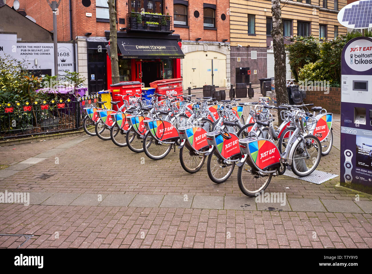 Einfach Essen gesponserten Fahrräder in der Innenstadt von Belfast Stockfoto