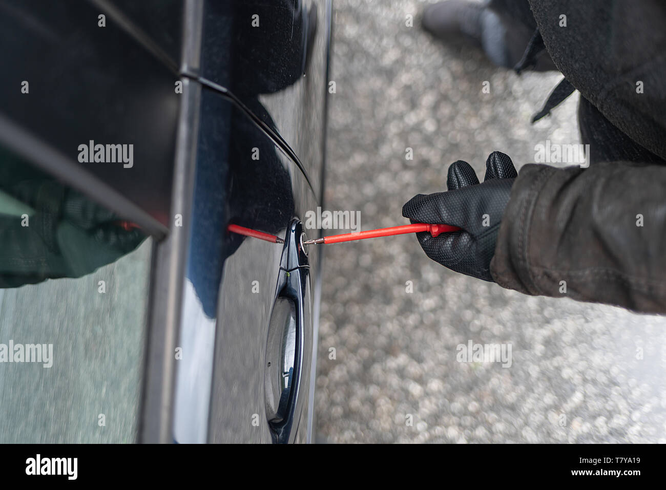 Eine Person, die Risse der Beifahrertür auf einem Auto Perspektive von oben Stockfoto