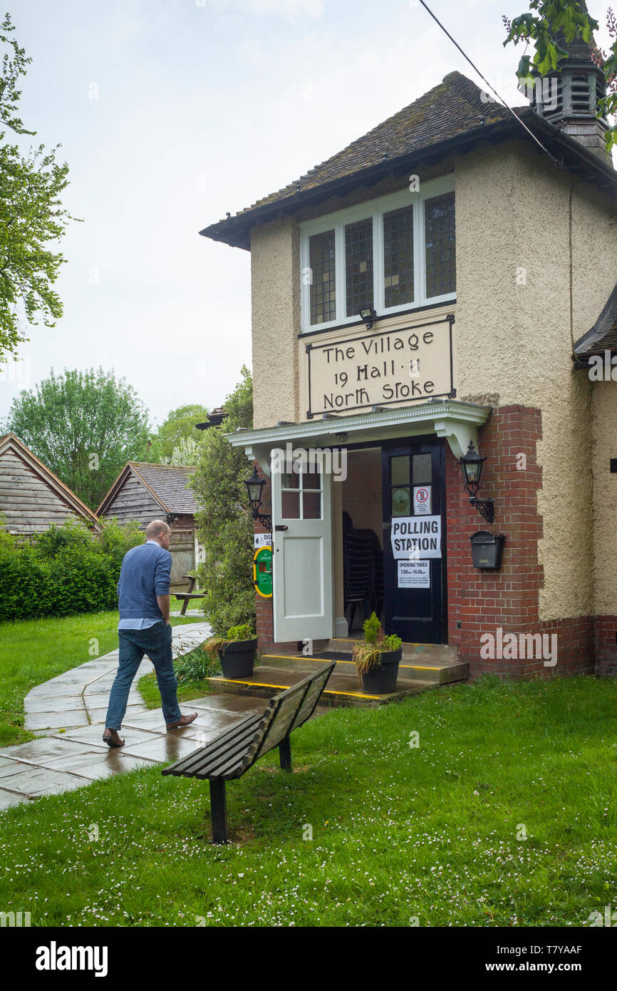 Ein Mann geht seinen Abstimmung im Wahllokal in Norden Stoke Village Hall, Oxfordshire zu werfen. Stockfoto