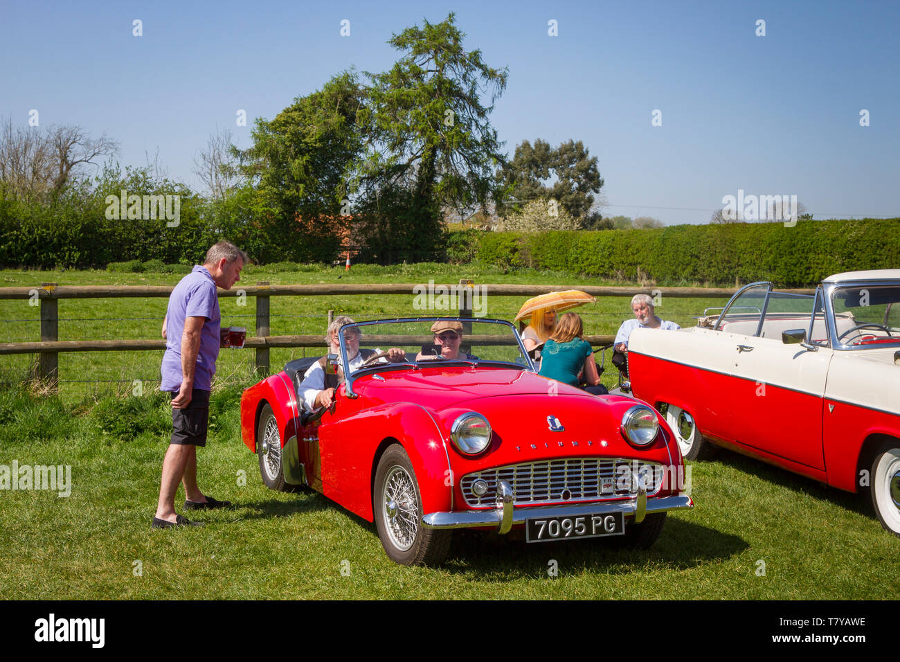 Eine klassische Triumph TR3 Sportwagen und Ford Zodiac zweifarbige Limousine zu einem Classic Car Meeting in Berkshire. Stockfoto