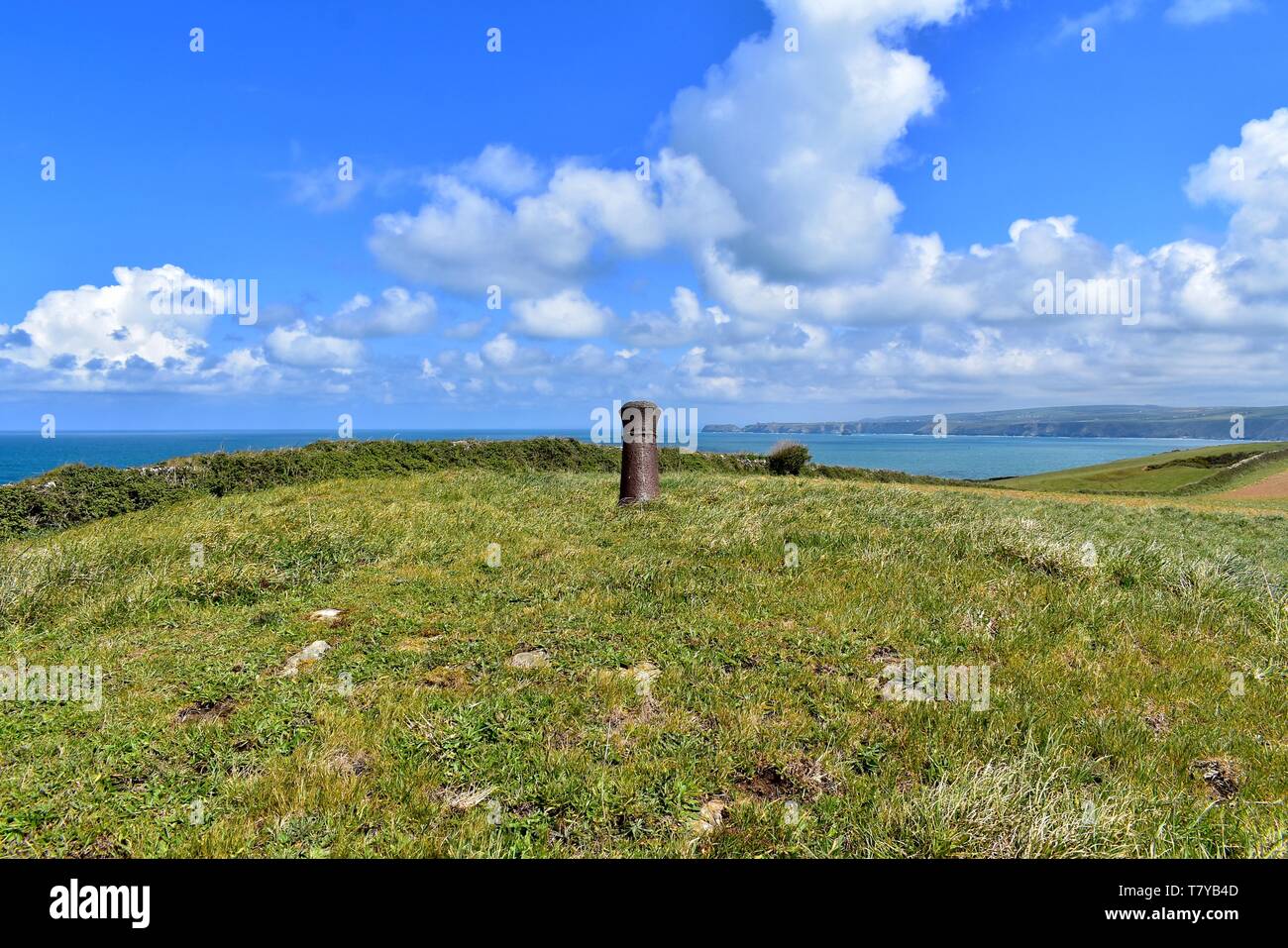 Hügelgräber aus der Bronzezeit mit eingebetteten Cannon Schnauze an Scarnor Punkt. Stockfoto