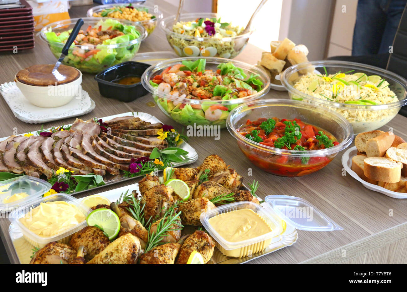 Vorbereitung von einem kalten Buffet. Stockfoto