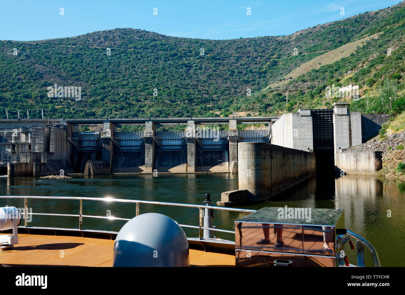 Valeira Lock, 1976; Fluss Douro; 1109 Fuß Wasserstand ändern; schiffbar, Ingenieurleistung, Riverboat, Europa; Portugal; Feder, horizontal Stockfoto