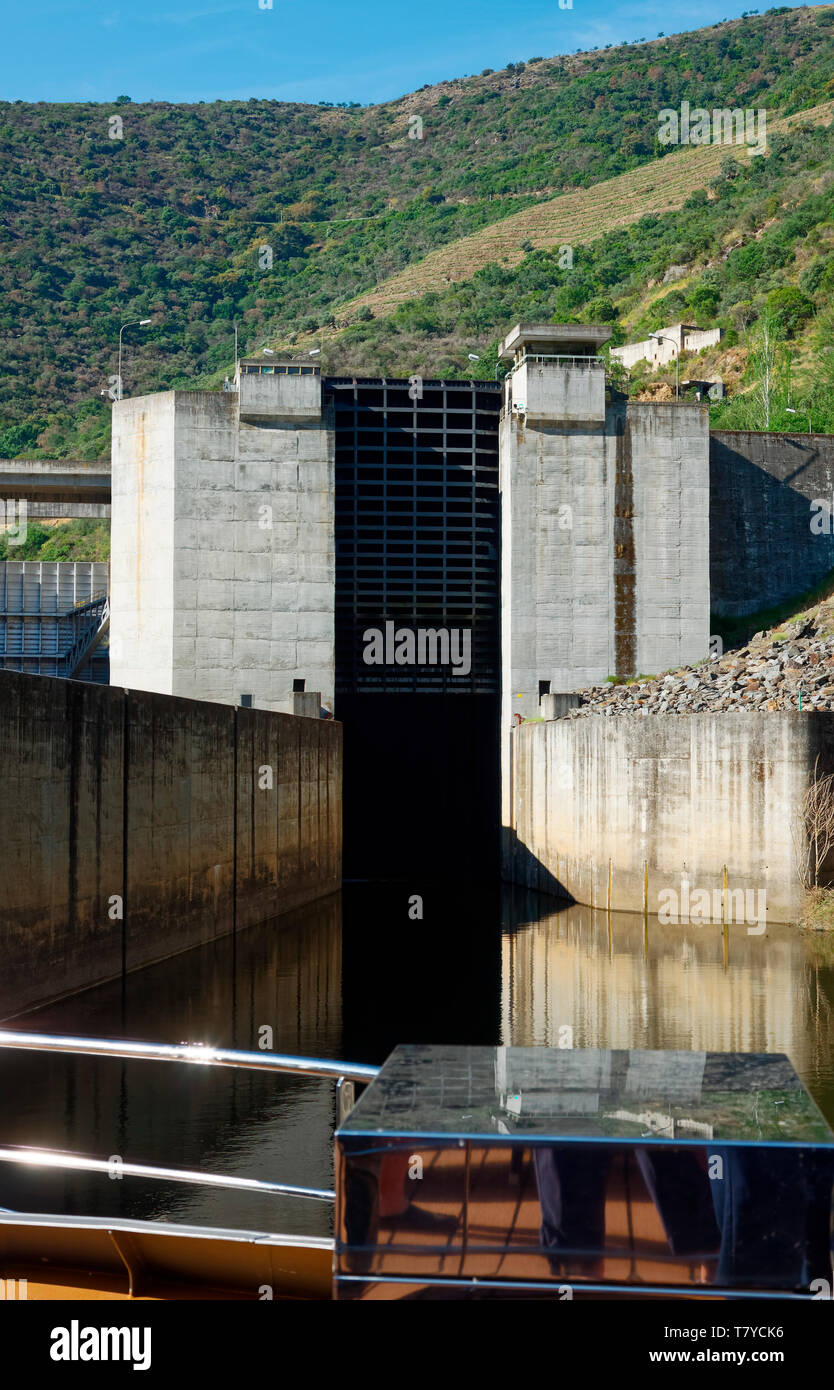 Valeira Lock; 1976; Fluss Douro; 109 Fuß Wasserstand ändern; technische Meisterleistung, schiffbare Wasser, Europa; Portugal; Feder; Vertikal Stockfoto