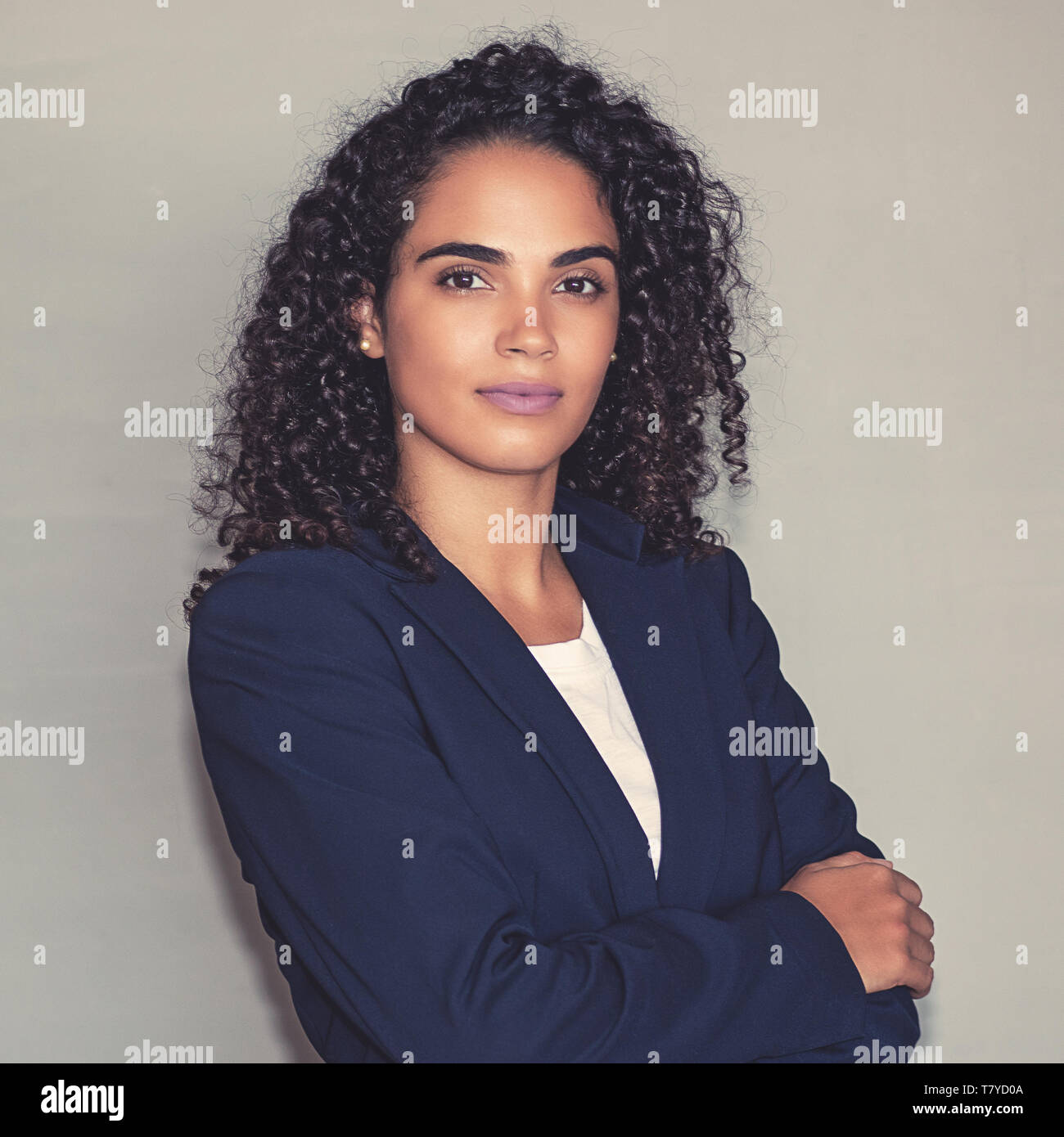 Porträt einer wunderschönen lateinamerikanischen Geschäftsfrau an Kamera suchen Stockfoto