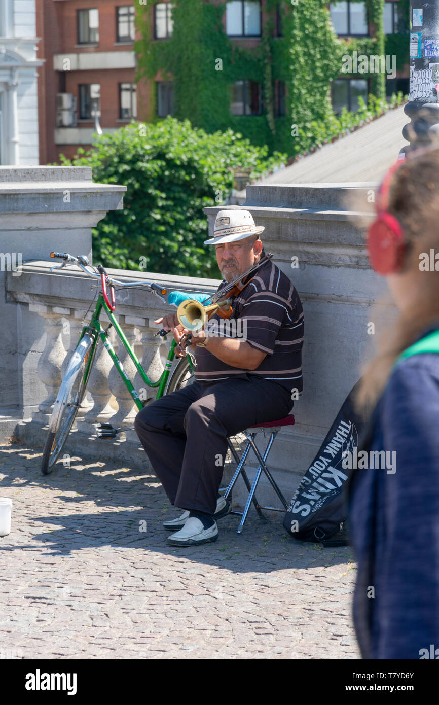 Antwerpen, Belgien - 14 Juli, 2018: Straße Künstler spielt auf seinem Violofoon von Mädchen mit Kopfhörer gesehen Stockfoto