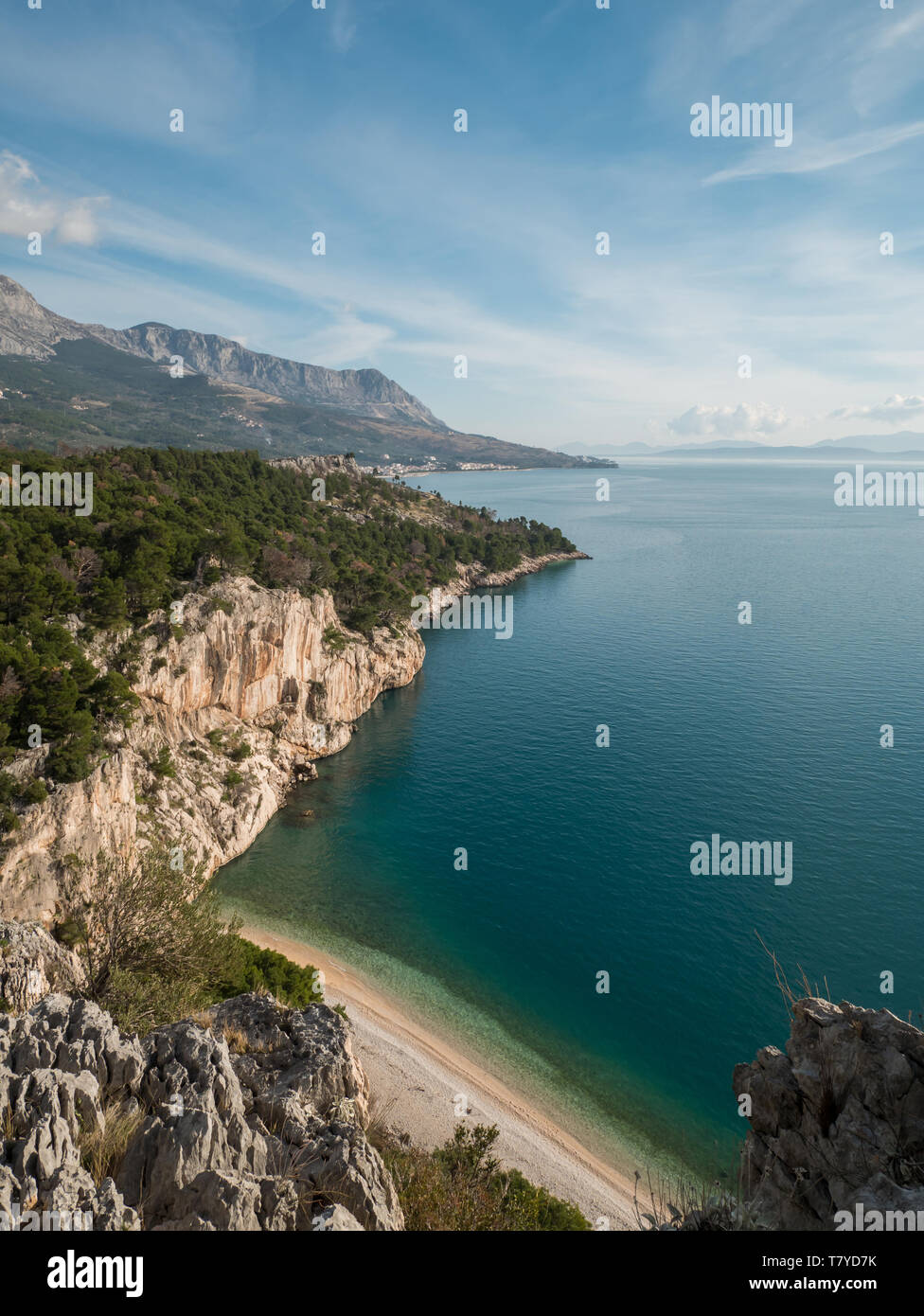 Berühmte Nugal Strand und blaues Meer ruhig am sonnigen Sommertag in Kroatien Stockfoto