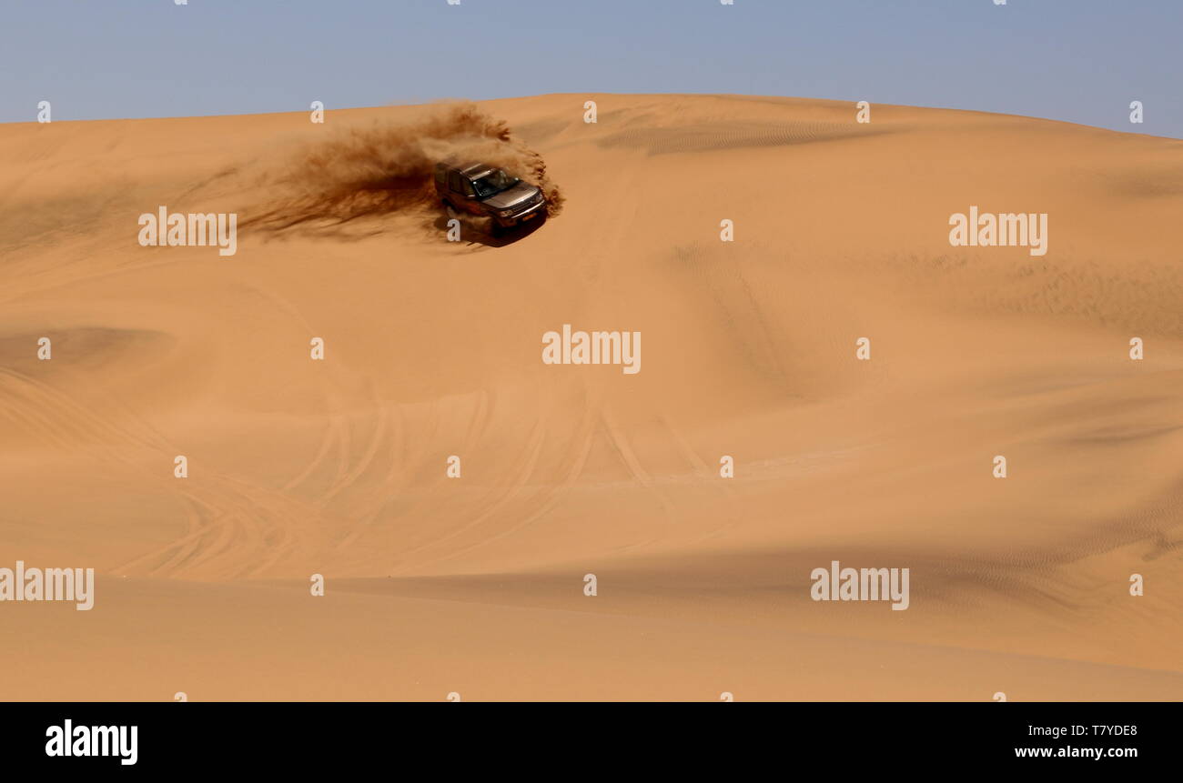 Off Road Fahrzeug spielen auf majestätische Sanddüne Stockfoto