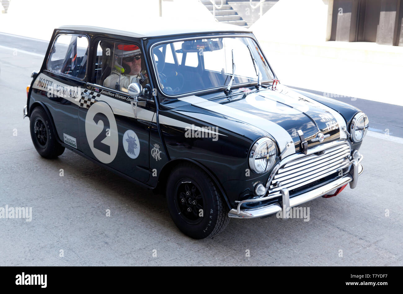 Jonathan Lewis in seiner 1965, Morris Mini Cooper, während der 2019 Silverstone Classic Media Day Stockfoto