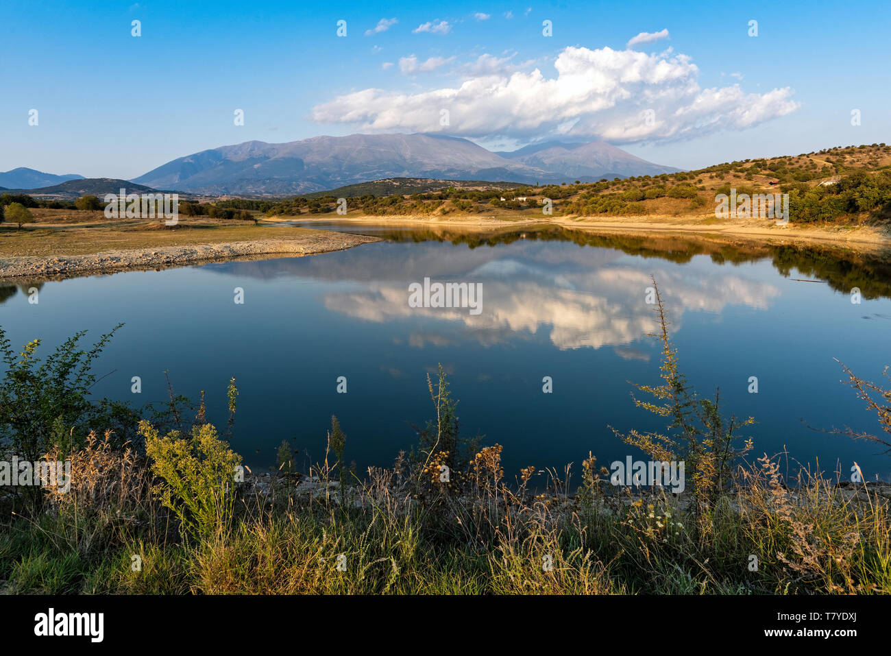Blick auf den künstlichen See von Kallithea und den Olymp, dem höchsten Berg  Griechenlands und die Heimat der antiken griechischen Götter  Stockfotografie - Alamy