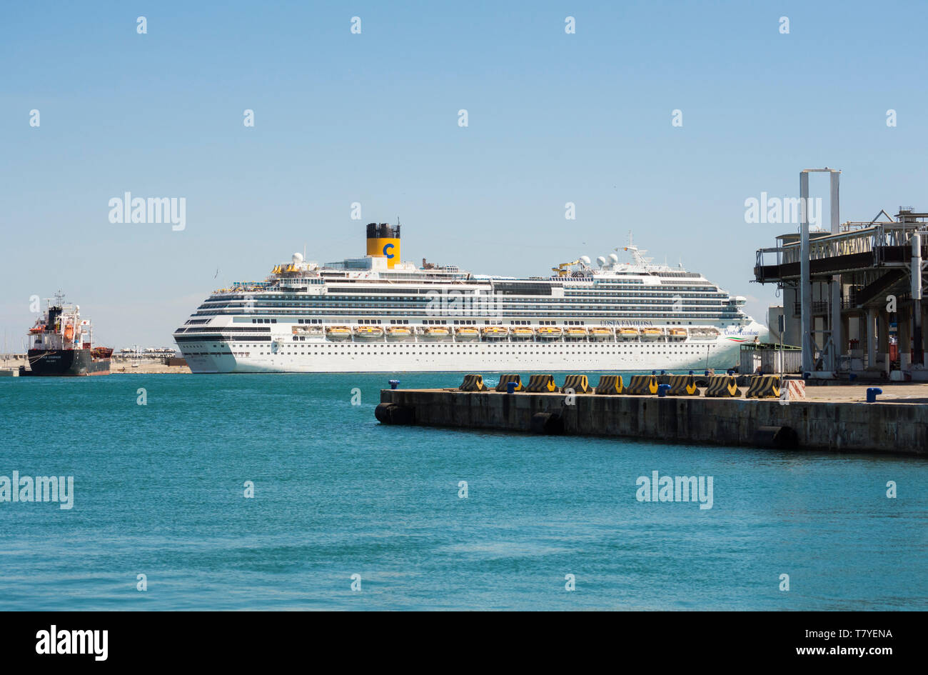 Moderne Cruise Line, Kreuzfahrt, Costa Favolosa, Kreuzfahrtschiff, in den Hafen von Malaga, Stockfoto