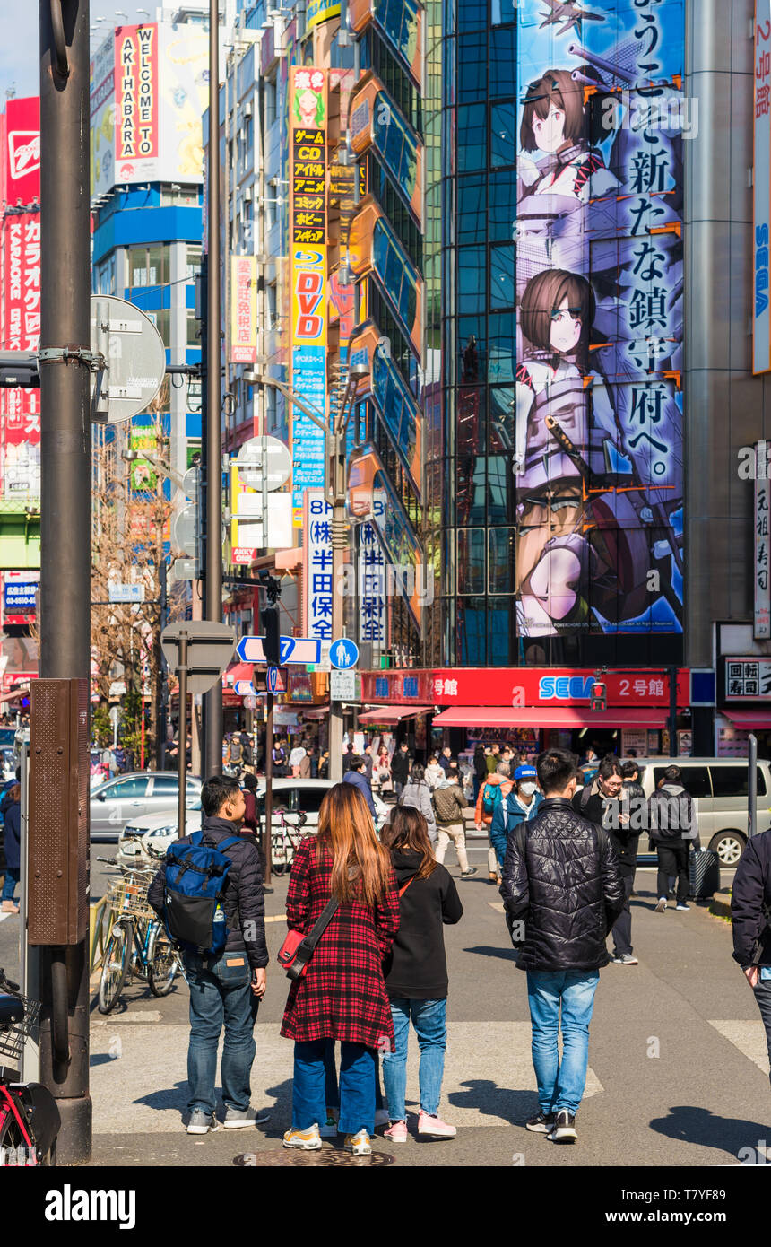Touristen besuchen Akihabara Electric Town in Tokio, weiß für Geschäfte für Anime, Manga, Videospiele und andere Produkte der Japanischen otaku Kultur Stockfoto