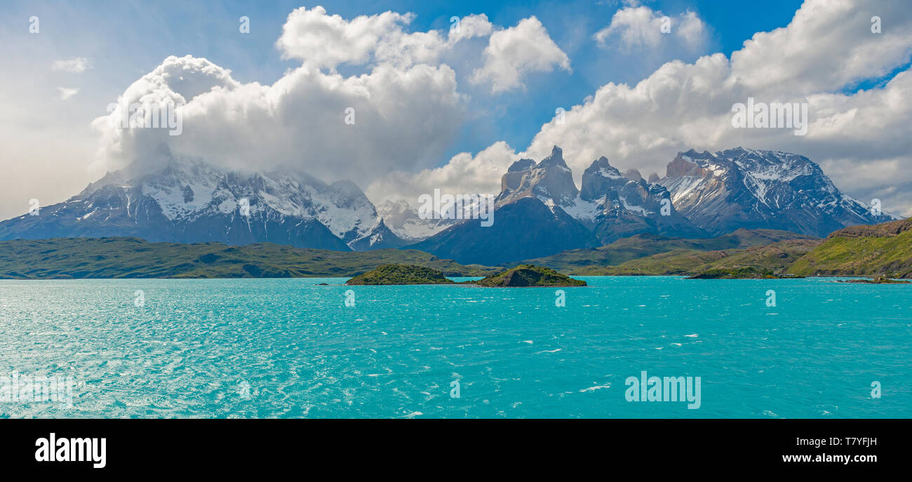 Panorama Foto von Pehoe See mit den Anden Bergspitzen im Hintergrund der Torres del Paine Nationalpark, Patagonien, Chile. Stockfoto